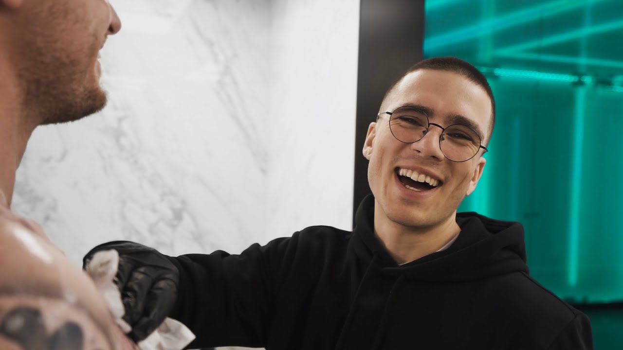 Getting your stomach tattooed is no joke / Vlog #19