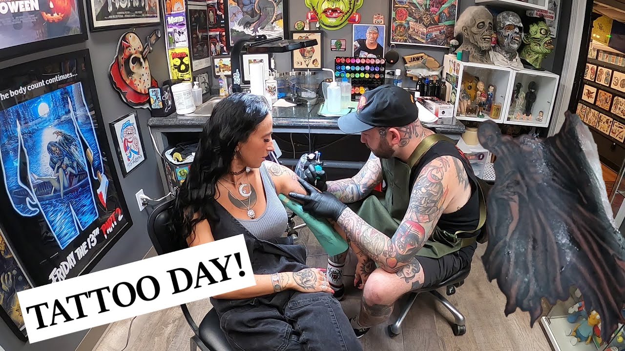 TATTOO TIME! Come with me to get a cute new ooky spooky tattoo!