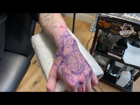 LIVE TATTOO: LION HAND